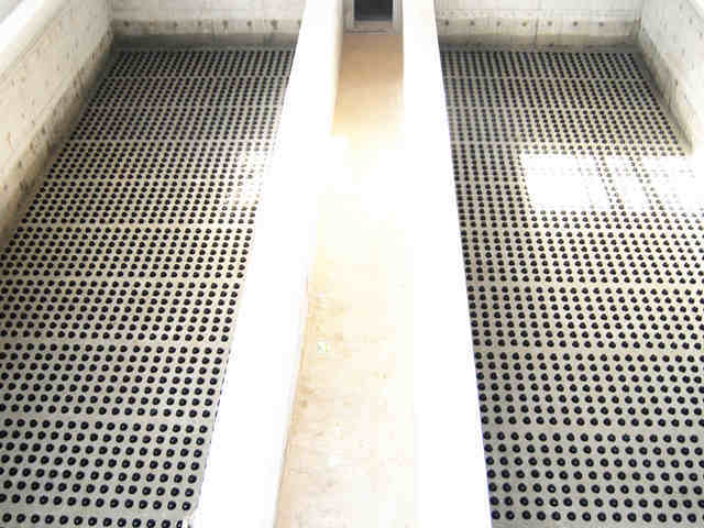 Whole pouring filter plate
