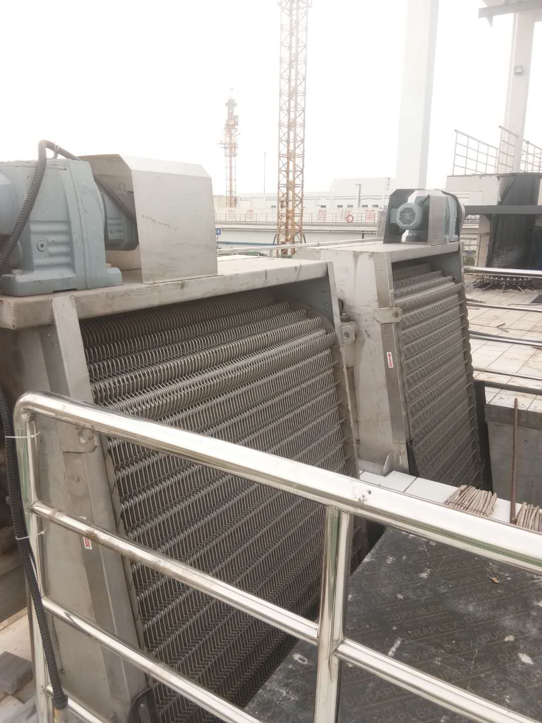 Rake-type rotary bar screen cleaner