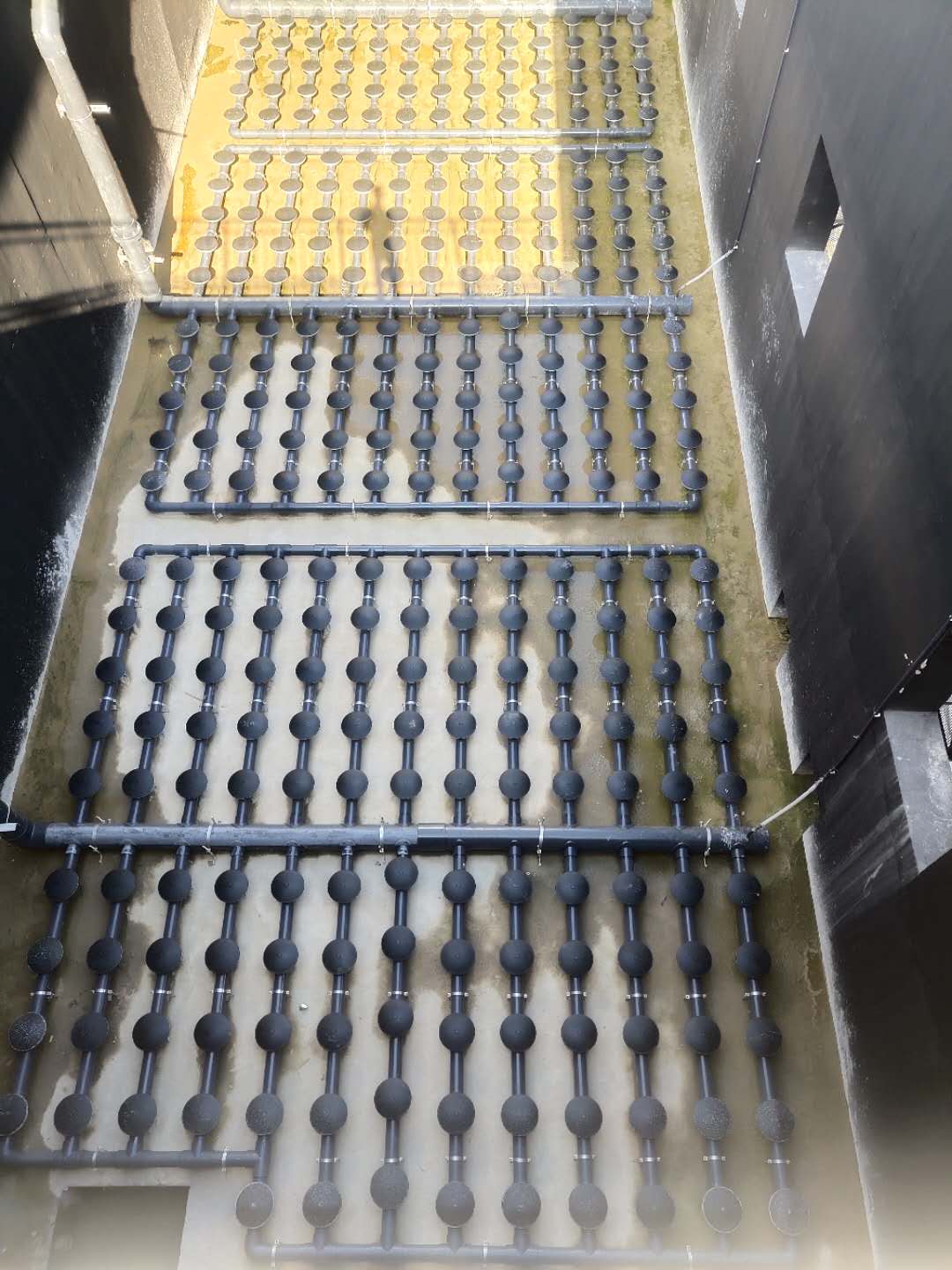 Variable pore aerator